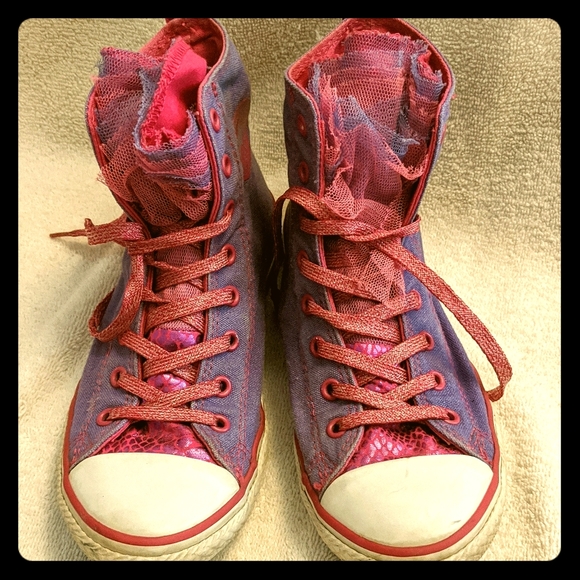 Converse Chuck Taylor Hi Tops size 4 Junior
